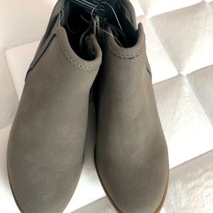NWOT toddlers Size 10 grey faux suede boots